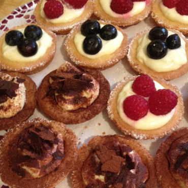 PASTICCINI CON CREMA E FRUTTI DI BOSCO