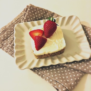 Cheesecake fragole e nocciole